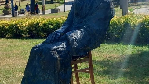 PODMETNULI STOLICU POD STATUU PATRIJARHA PAVLA: Opet oskrnavljen spomenik nekadašnjem poglavaru SPC u beogradskom Tašmajdanu