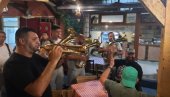 СВЕ ЈЕ СПРЕМНО ЗА ПОЧЕТАК: Гуча већ слави уз звуке трубе (ФОТО)