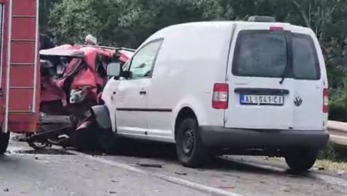 TEŠKA NESREĆA IZMEĐU RAŽNJA I POJATA: Kolona na autoputu duga 5 kilometara  (FOTO/VIDEO)