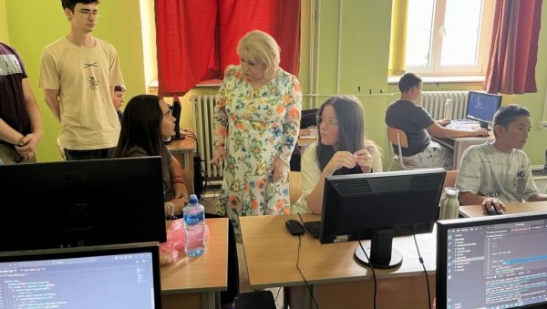 ДОДАТНА ОБУКА ИЗ ИТ ТЕХНОЛОГИЈА ЗА 300 ЂАКА: Летња школа програмирања у Сремској Митровици