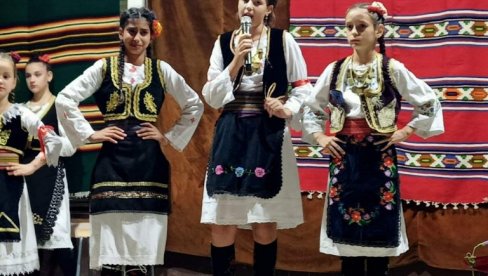 POD CEROM ZAPEVALO POCERJE: Zaigralo osam kulturno umetničkih anasambala u Jadranskoj Lešnici