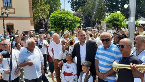 ГУЧА СЛАВИ ЖИВОТ, ЉУБАВ И ТРАДИЦИЈУ: Мајстор трубе Дејан Петровић подигао саборску заставу, званично отворена највећа трубачка фешта на свет