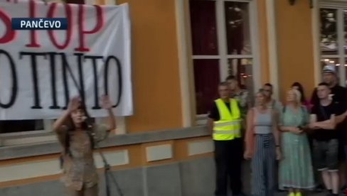 SVE MANJE LJUDI, SVE VIŠE ČUDAKA NA PROTESTIMA: Bizarna scena u Pančevu (VIDEO)