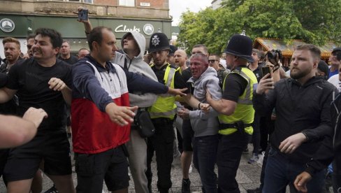 HAOTIČNO ŠIROM VELIKE BRITANIJE: Ubistvo dece izazvalo bes građana (VIDEO)