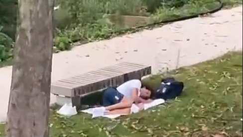 LOŠI USLOVI NA OLIMPIJSKIM IGRAMA U PARIZU?! Svetski rekorder spava u parku zbog neudobnog kreveta (VIDEO)