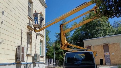 ДИЗАЛИЦОМ ДО БЕБЕ:  Један нестрпљиви тата нашао начин да види дете и супругу после порођаја