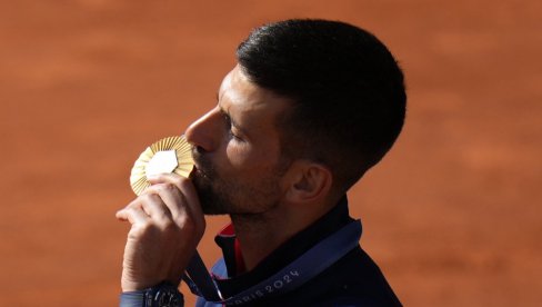 OLIMPIJSKI ŠAMPION NA ZASLUŽENOM ODMORU: Evo kako je Novak Đoković oduševio najmlađe navijače (FOTO)