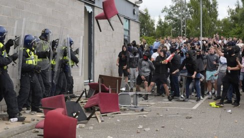 ХАОС НА ЕНГЕЛСКИМ УЛИЦАМА: Демонстранти упали и запалили хотел са мигрантима (ФОТО)