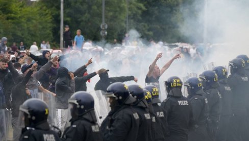 ШУТНУО АУТОБУС, ПА ДАО КАМЕН ДРУГОМ ДЕЧАКУ: Најмлађи оптужени за нереде у Британији имају само 12 година