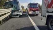 JEZIVA SAOBRAĆAJNA NESREĆA U ITALIJI: Zaštitna ograda prošla kroz ceo autobus (FOTO)