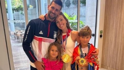 „ZLATAN A NAŠ“: Porodica dočekala Novaka Đokovića nakon pobede (FOTO)