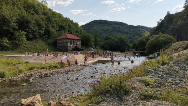 АЛАРМ ЗБОГ ЗАГАЂЕЊА ВОДОТОКА У ТРГОВИШТУ   Канализација у реци Трипушници