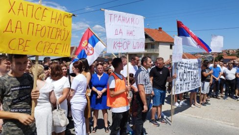 EVROPO, ZAŠTO ĆUTIŠ NA STRADANJE SRBA? Počeo protest Srba u Pasjanu; Na majicama snažne poruke - Hapsite jer smo Srbi, nema predaje!