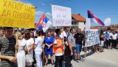 ЕВРОПО, ЗАШТО ЋУТИШ НА СТРАДАЊЕ СРБА? Почео протест Срба у Пасјану; На мајицама снажне поруке - Хапсите јер смо Срби, нема предаје!