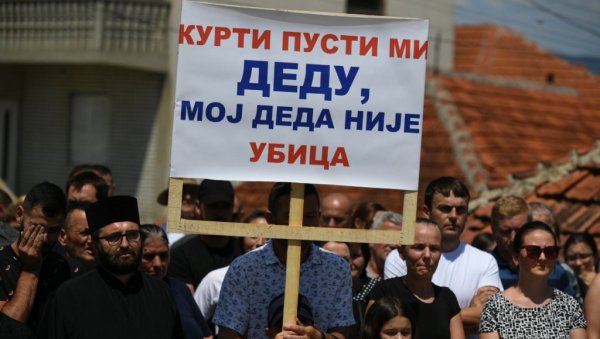 КУРТИ, ПУСТИ МИ ДЕДУ, МОЈ ДЕДА НИЈЕ УБИЦА Потресна слика из Пасјана - Тужна порука на транспаренту унука ухапшеног Драгана (ФОТО)