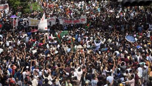 BUDITE SVESNI SVOG OKRUŽENJA, SKLONITE SE NA BEZBEDNO MESTO : Američka ambasada u Daki oglasila se povodom nereda u Bangladešu
