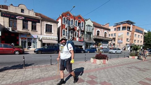 MIKICA PETRONIJEVIĆ IZ ARANĐELOVCA KRENUO NA HUMANITARNI POHOD DO KAJMAKČALANA   Očeva pešačka misija