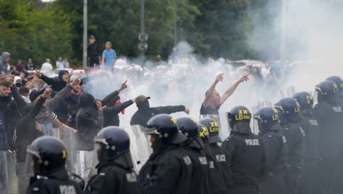 ORI SE ALAH AKBAR, JURIŠA KONJICA, GORE AUTOMOBILI: Besni ulični rat u Engleskoj