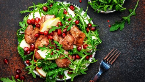 GURMANSKA SALATA SA PILEĆOM DŽIGERICOM I JABUKAMA: Salata uz koju vam glavno jelo i ne treba