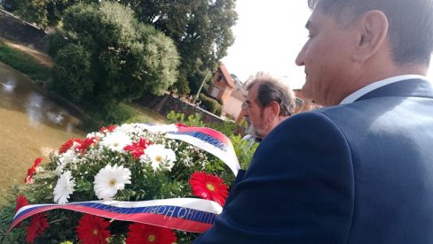 SA „MOSTA SPASA“ U UNU SPUŠTENI VENCI: U Novom Gradu obeležene tri decenije od zločinačke akcije „Oluja“