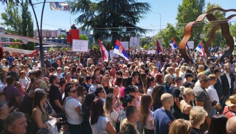 NA MOSTU SMO OPSTANAK BRANILI, SAD BRANIMO NESTANAK: Počeo protest Srba u Kosovskoj Mitrovici (VIDEO)