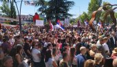 NA MOSTU SMO OPSTANAK BRANILI, SAD BRANIMO NESTANAK: Počeo protest Srba u Kosovskoj Mitrovici (FOTO)