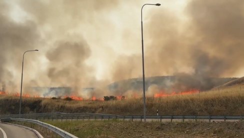 DRAMATIČNI PRIZORI U REGIONU: Požari i dalje bukte, preko 40 lokacija bilo ugroženo vatrenom stihijom (VIDEO)