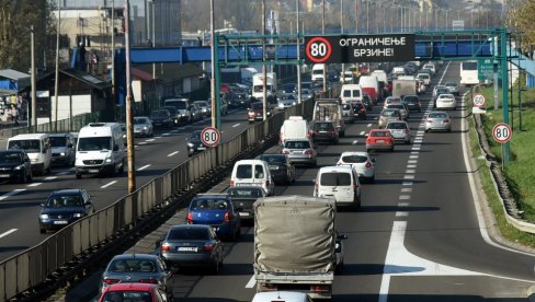 ZBOG KIŠE VOZAČIMA SE SAVETUJE PAŽLJIVA VOŽNJA: Putnička vozila čekaju dva sata na Batrovcima na izlazu iz Srbije