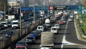 ZBOG KIŠE VOZAČIMA SE SAVETUJE PAŽLJIVA VOŽNJA: Putnička vozila čekaju dva sata na Batrovcima na izlazu iz Srbije