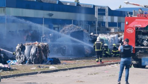 BUKTI SKLADIŠTE PLASTIKE U OSIJEKU: Građani pozvani da zatvore prozore i navuku roletne