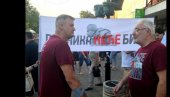 НЕСТОРОВИЋ СЕ ПОТУКАО НАСРЕД УЛИЦЕ У ОБРЕНОВЦУ Доказ да опозиција организује протесте: Почели су и буквално да се бију за превласт!