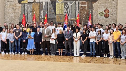 PRIJEM U PALATI SRBIJA: Vučić ugostio studente i srednjoškolce koji putuju u Kinu (VIDEO)