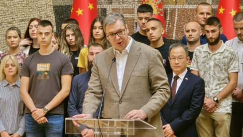 PRIJEM U PALATI SRBIJA: Vučić ugostio studente i srednjoškolce koji putuju u Kinu (VIDEO)