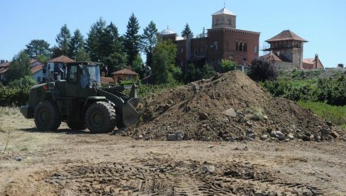 ПРИПАДНИЦИ 210. ИНЖЕЊЕРИЈСКОГ БАТАЉОНА ГРАДЕ ПУТЕВЕ КРОЗ ИМАЊЕ СВЕТИЊЕ НЕДАЛЕКО ОД КРАЉЕВА   Војска остаје уз сестринство Жиче