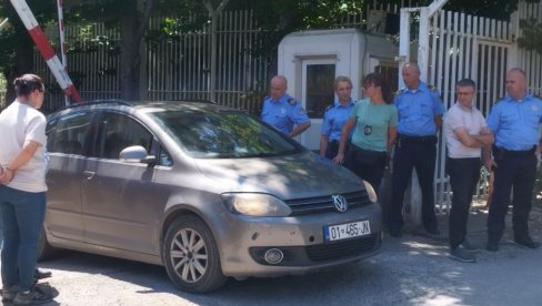 НАРОД СЕ СКУПЉА ИСПРЕД ПОЛИЦИЈСКЕ СТАНИЦЕ У КОСОВСКОЈ МИТРОВИЦИ: Незадовољство због бруталног привођења (ФОТО/ВИДЕО)