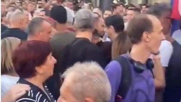 ХОЋЕ ДА КОПАЈУ РАКУ ВУЧИЋУ: Језиви позиви на протесту у Београду