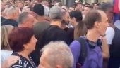 ОБЕЋАЊЕ ОПОЗИЦИЈЕ СА ПРОТЕСТА: Поново ћемо вас оставити без посла и закатанчити фабрике! (ВИДЕО)