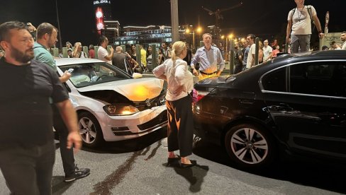 TEŠKA SAOBRAČAJKA NA GAZELI ZBOG PROTESTA: Rulja uletela na most, a onda je usledio jeziv sudar - IMA POVREĐENIH ( VIDEO)