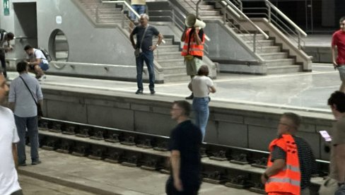 KOKANOVIĆ PREDVODI BLOKADU ŽELEZNIČKIH STANICA U BEOGRADU: Protest opozicije u toku (FOTO/VIDEO)