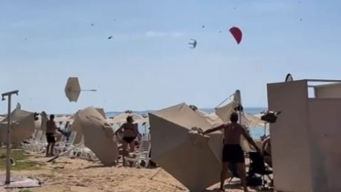 ODMARANJE NA PLAŽI PREKINUO SNAŽAN VETAR: Suncobrani lete na sve strane, ljudi u panici ne znaju šta da rade (VIDEO)