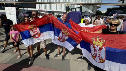 NAVIJA SE ZASTAVAMA, GRLOM, LEPEZAMA... Slavlje pred arenom na Defansu zbog zlata vaterpolista Srbije (VIDEO)