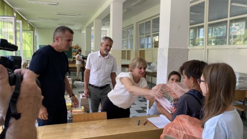 ЛОКАЛНА САМОУПРАВА НАСТАВЉА ДА ПОМАЖЕ СВОЈИМ ЂАЦИМА; ПОСЕБНО ПРВАЦИМА   Поново бесплатни уџбеници