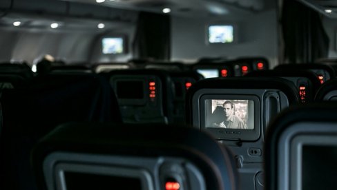 MOLIMO VAS, NE NOSITE DŽINS: Šokantna odluka avio-kompanije (FOTO/VIDEO)