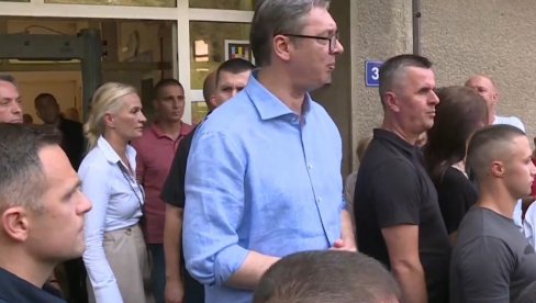 POČEO RAZGOVOR: Vučić sa građanima Malog Zvornika (VIDEO)