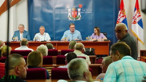 VUČIĆ NIJE BIRAO PITANJA I NA SVAKO JE ODGOVORIO: Učesnik protesta o skupu u Malom Zvorniku