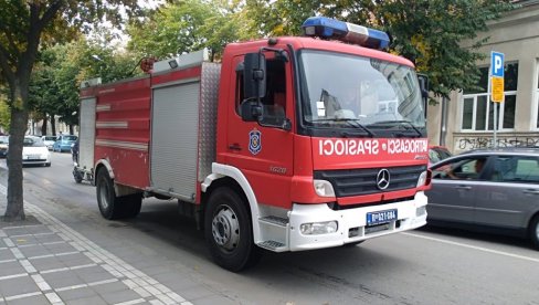 GORI STAMBENA ZGRADA NA KARABURMI: Buknuo požar, veliki broj vatrogasaca na terenu (VIDEO)