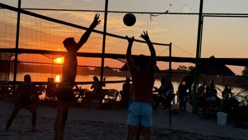 ODBOJKA NA VRELOM PESKU NA PLAŽI: Peskara, banatska Kopakabana