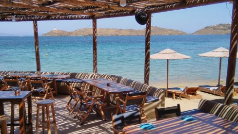 SUNCOBRAN, SET LEŽALJKI I PIĆE ZA SAMO 3 EVRA, ALI OVO JE ZABRANJENO: Pogledajte najpopularnije plaže gde letuju Srbi