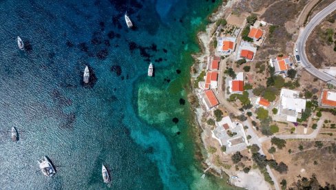 LEŽALJKE KOŠTAJU KOLIKO I NOĆENJE: Turisti šokirani cenama u Grčkoj