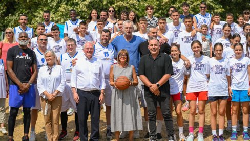 ВИШЕ ОД 100 МЛАДИХ ИЗМЕЂУ ДВА КОША: Маја Гојковић и Кристофер Хил посетили учеснике кампа на Летенки ВИШЕ ОД 100 МЛАДИХ ИЗМЕЂУ ДВА КОША: Маја Гојковић и Кристофер Хил посетили учеснике кампа на Летенки